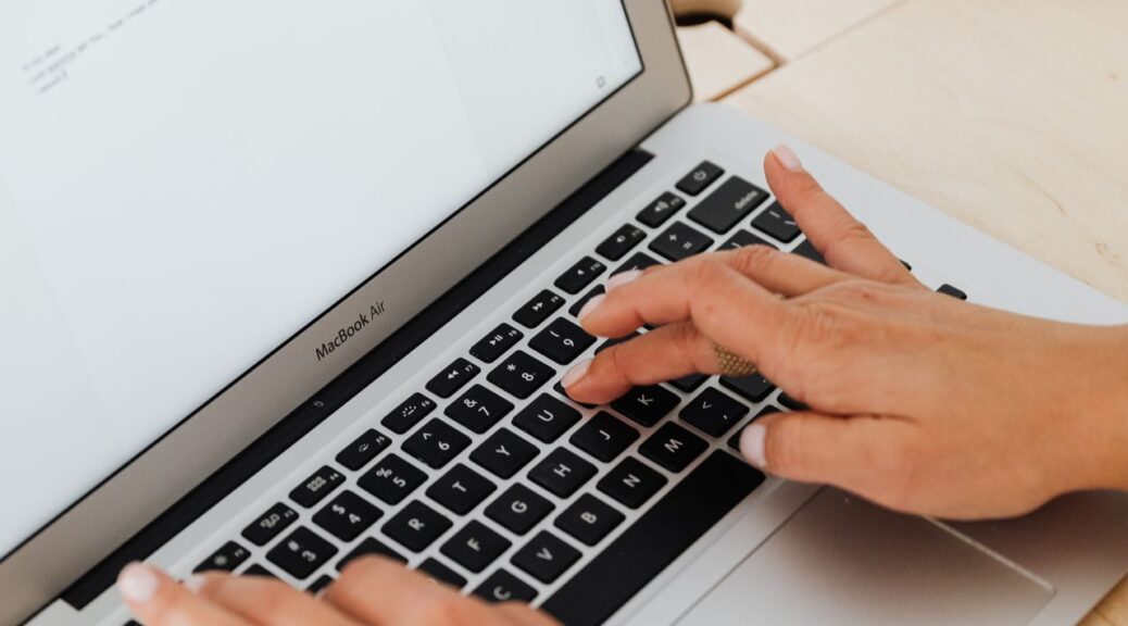 Bezig op de laptop